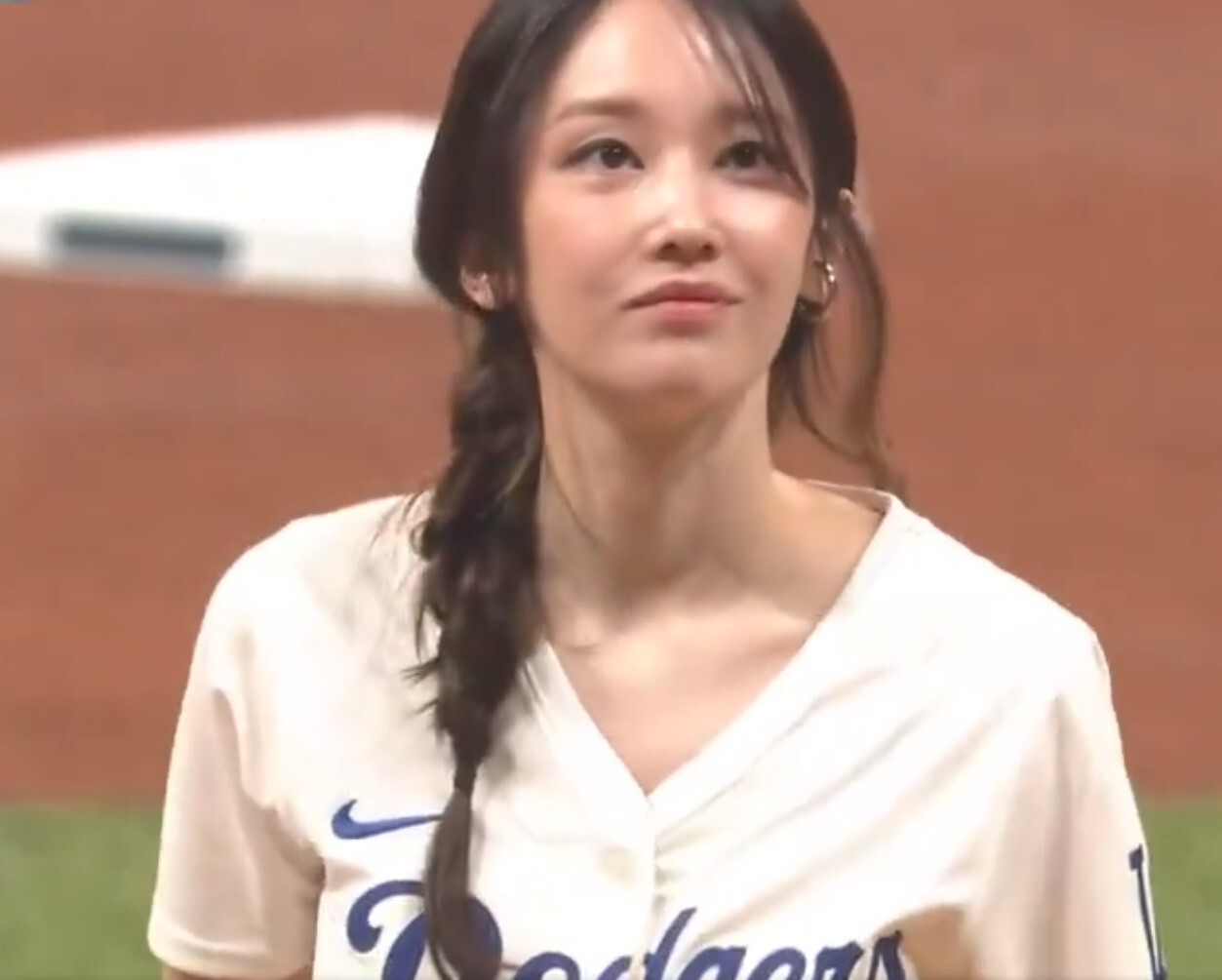 Players’ Reaction To Korean Star Jeon Jong-seo’s First Pitch at Dodgers Game is Going Viral