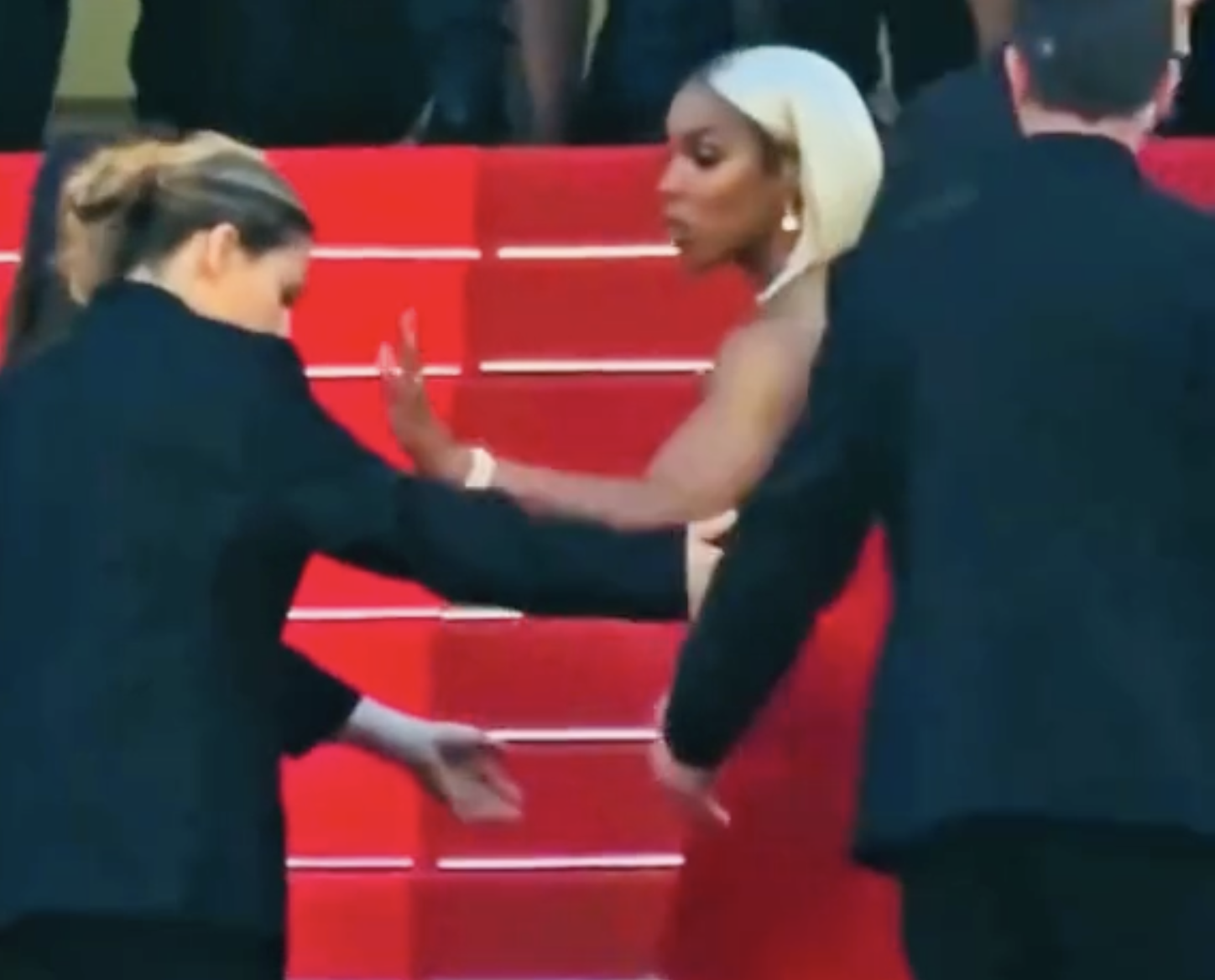 Lip Reader Reveals What Kelly Rowland Said During Explosive Red Carpet Moment