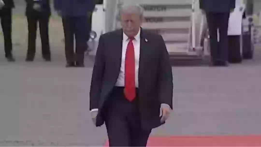 People Deeply Concerned About Trump’s Health After New Photo Reveals ‘Amount Of Foundation’ On Hand